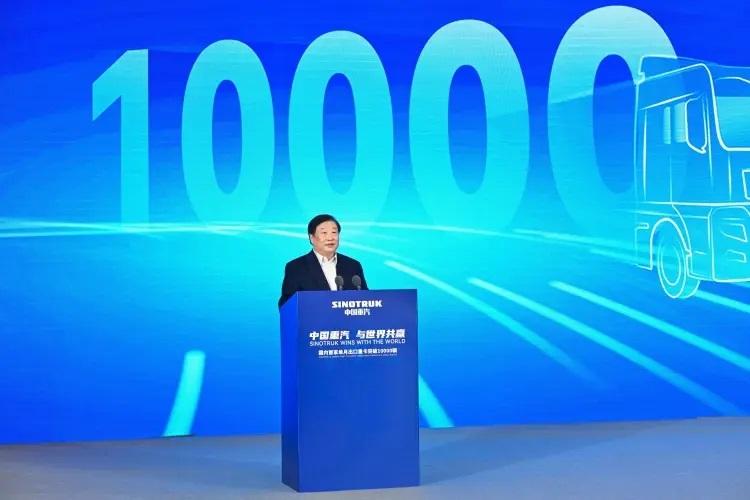 譚旭光：中國重汽單月出口破萬輛，創(chuàng)造了我國重型卡車行業(yè)出口的里程碑！